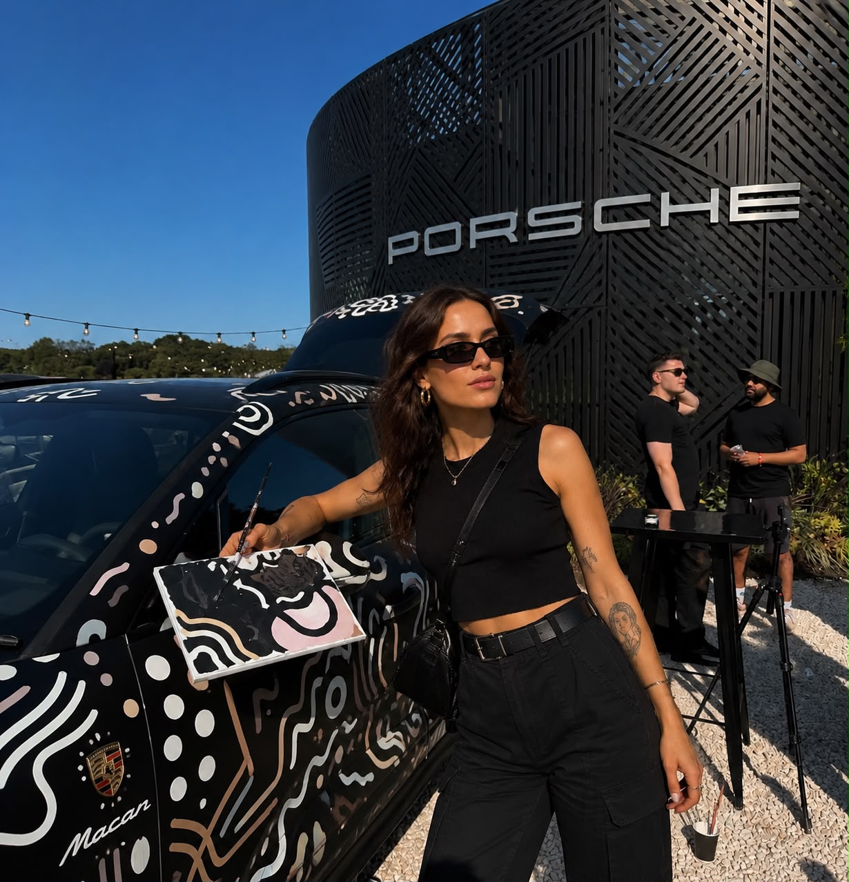 Artista de Latin Hands en colaboración con Porsche, arte en vivo en evento de marca