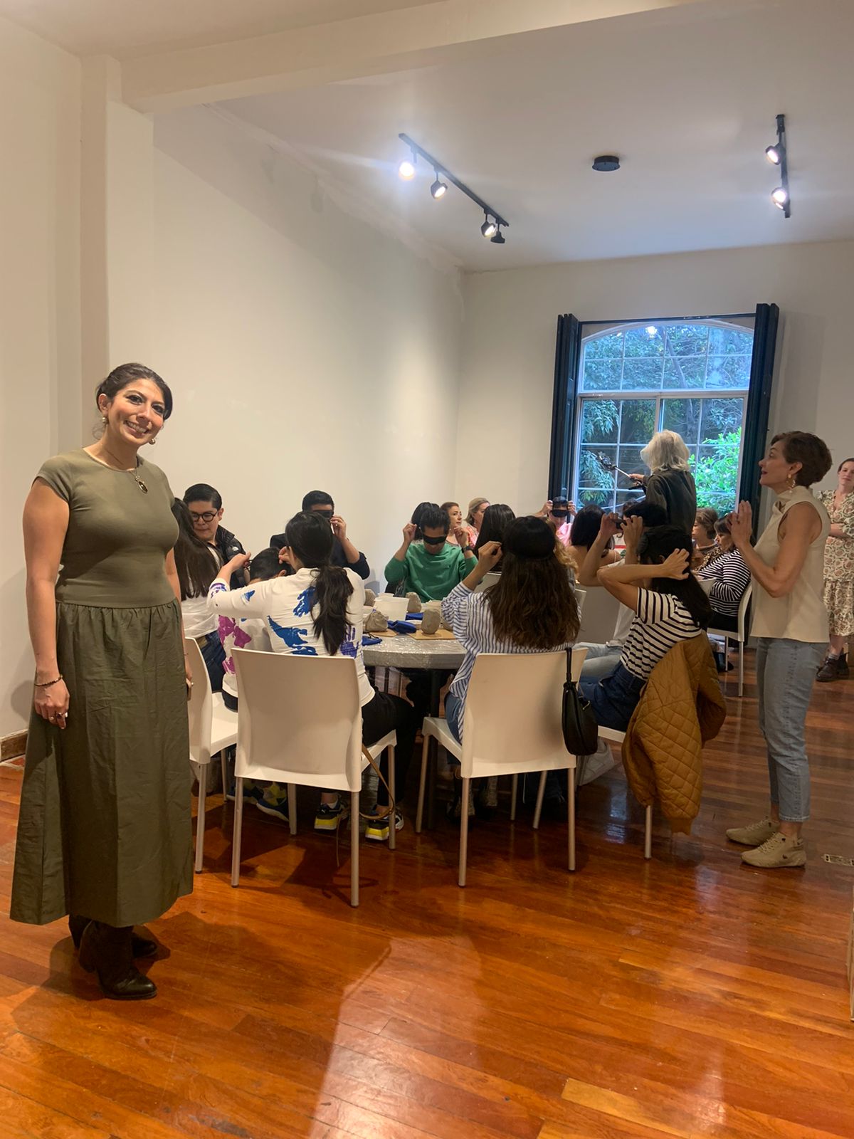 Encuentro comunitario en la galería de Latin Hands