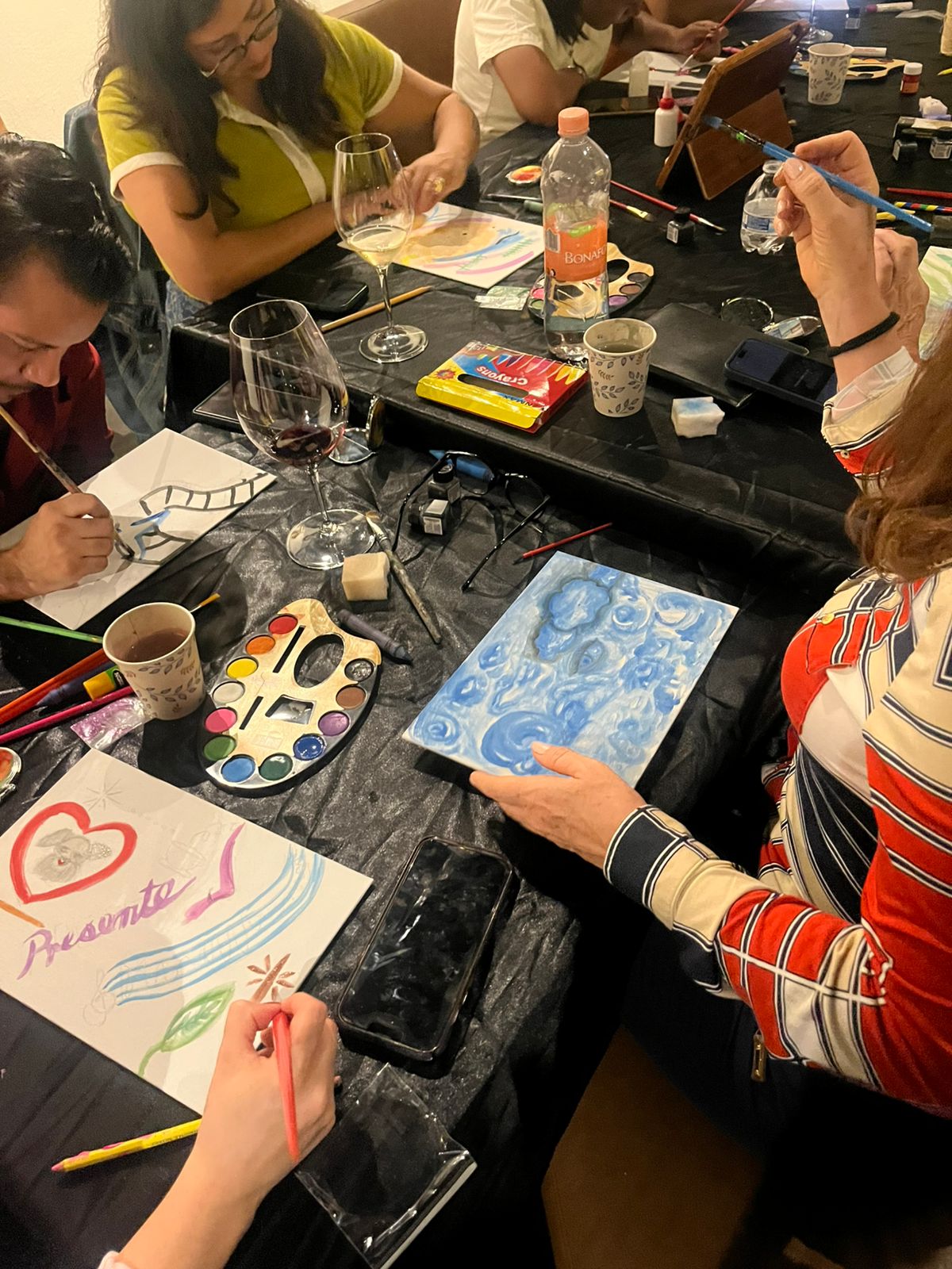 Sesión de pintura con acuarelas en un taller de Latin Hands